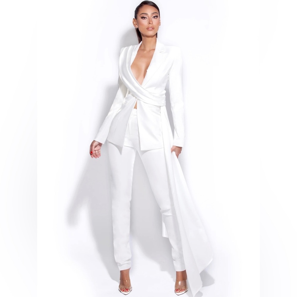 White 2 piece chic pants suit (BRAND NEW) never worn